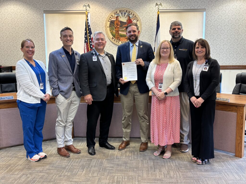 (l to r) Karla Tucker, Matt Scott, Skip Gjolberg, Mayor Robbie Skinner, Paula Cutright, Tom Nestor, and Janet Phillips